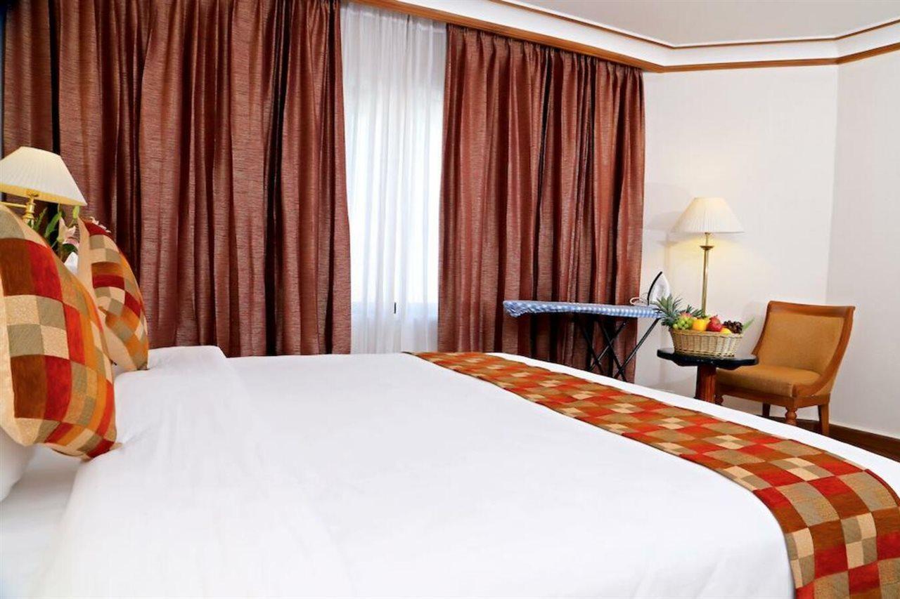 Gokulam Park Hotel Kochi Екстериор снимка