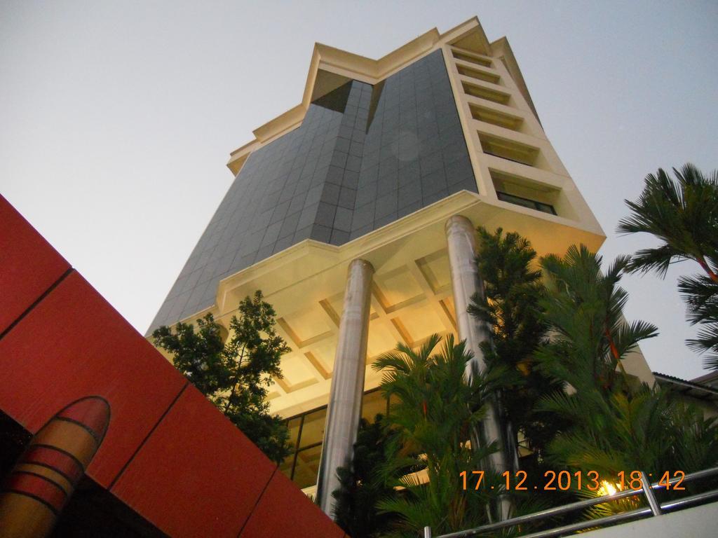 Gokulam Park Hotel Kochi Екстериор снимка