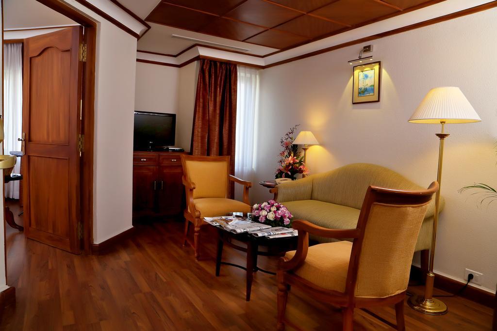 Gokulam Park Hotel Kochi Екстериор снимка