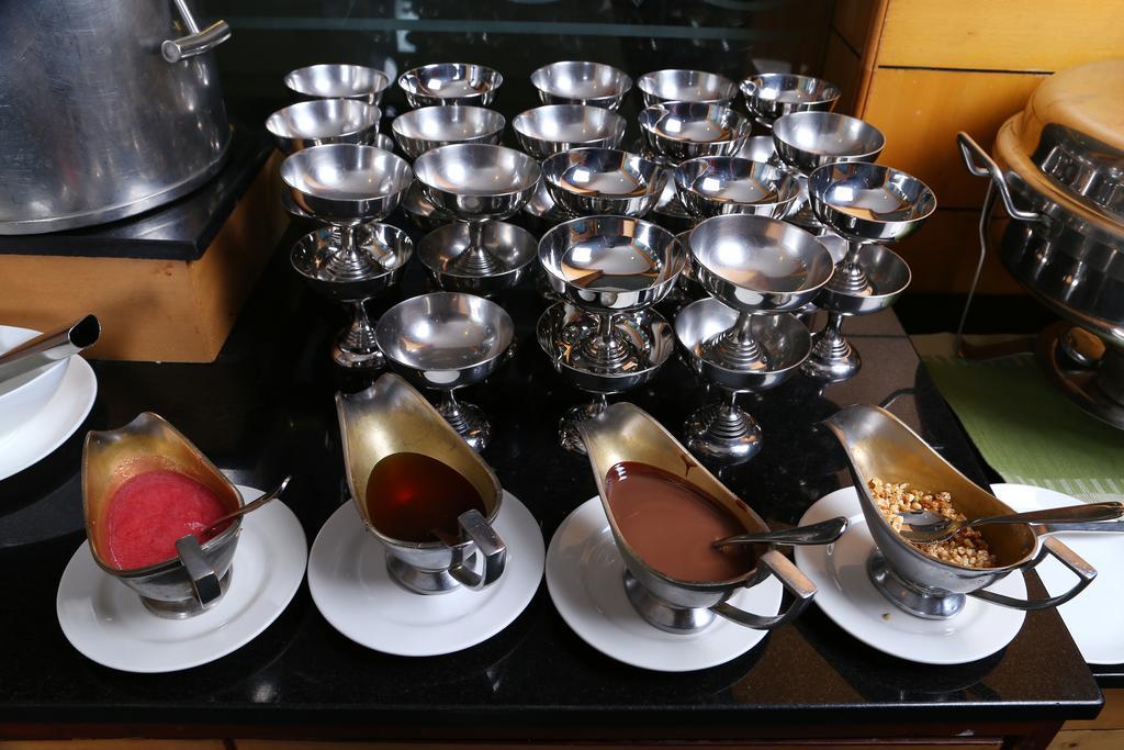 Gokulam Park Hotel Kochi Екстериор снимка