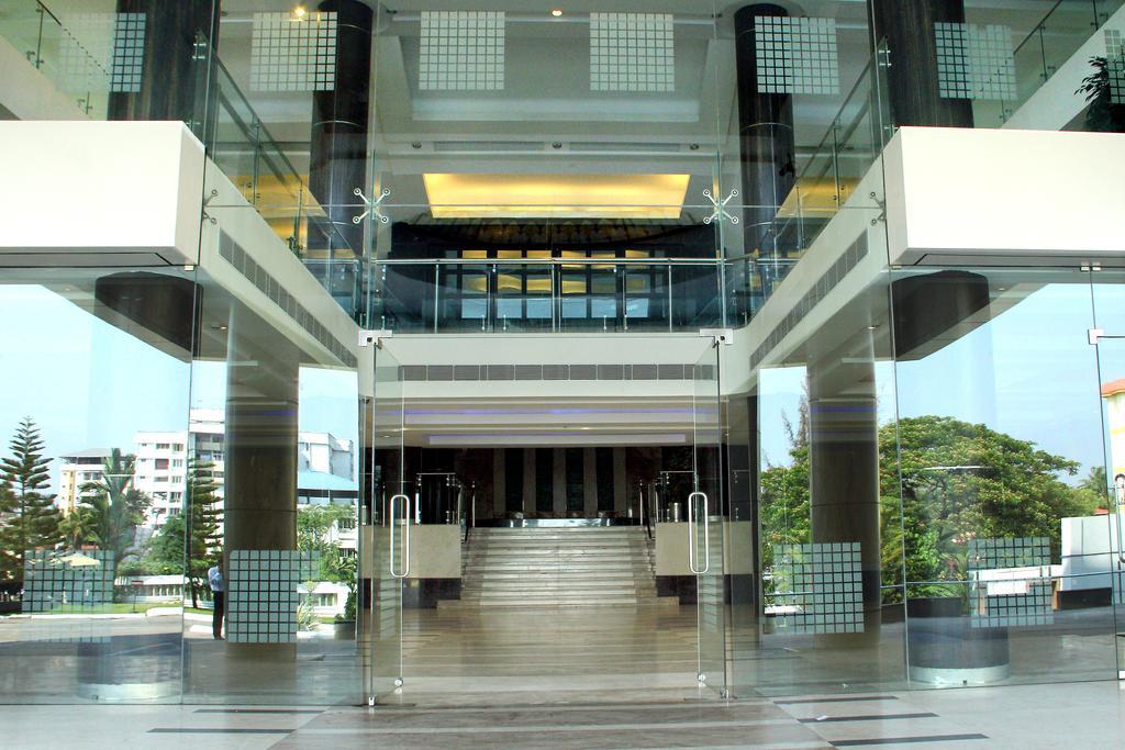 Gokulam Park Hotel Kochi Екстериор снимка